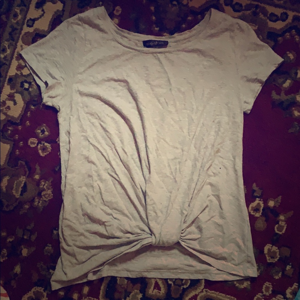 *** SOLD*** Super cute light gray front knot tee